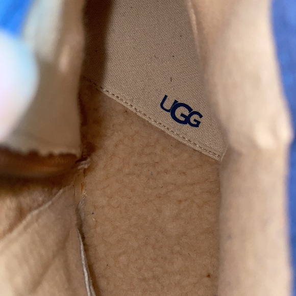 NWT.  UGG Boots.  Women size 6 - Picture 6 of 7